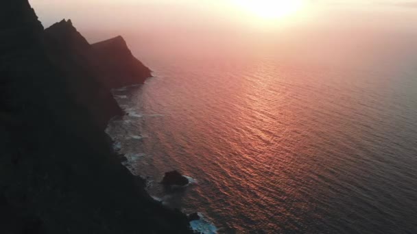 Félelmetes gyönyörű légi kilátás a naplemente a nagy hegyek az Atlanti-óceánon. Mirador del Balcon, Gran Canaria, madártávlatból. — Stock videók