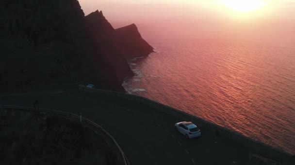 Belle prise de vue cinématographique avec drone - un jeune homme se tient sur une plate-forme d'observation au bord d'une haute falaise au-dessus de l'océan Atlantique au coucher du soleil. Mirador del Balcon, Gran Canaria, vue sur les oiseaux . — Video