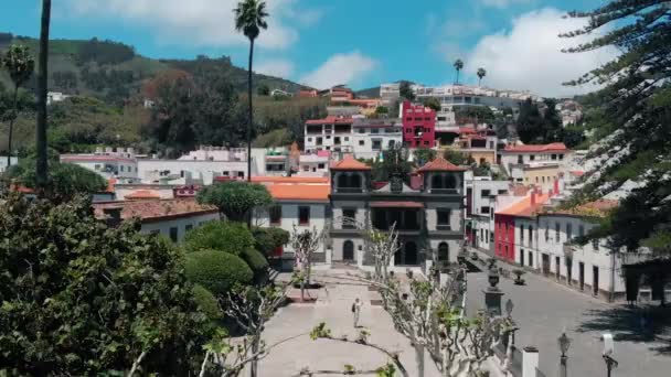 Vista aerea - drone vola sopra una piccola città spagnola colorata situata in montagna. Case colorate di architettura antica in una giornata di sole. Teror, Gran Canaria, Spagna . — Video Stock