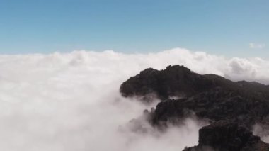 Sinematik kuşlar-göz görünümü-dağlarda kalın bulutlar, Pico de las Nieves, Gran Canaria