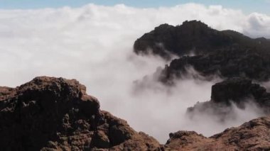 Birçok güzel bulutlar, volkanik kökeni dağlar, bir yükseklikten görünüm. Pico de las Nieves, Gran Canaria