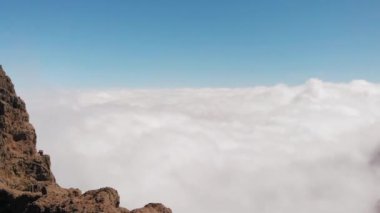 Volkanik orijinli bir kayanın altında yoğun bulutların çarpıcı havadan görünümü, Pico de las Nieves, Gran Canaria