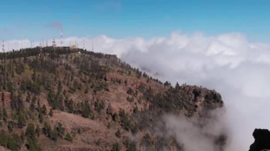 Dağlarda havadan görünüm-hücre kulesi, bulutlar üzerinde, çam ormanı etrafında