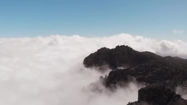 Filmische vogels-Eye View-dikke wolken in de bergen, Pico de las Nieves, Gran Canaria — Stockvideo