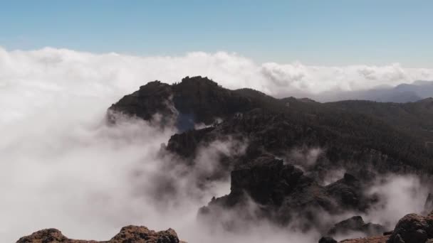 Ιπτάμενα κηφήνες πάνω από τα σύννεφα στα βουνά, μια όμορφη πανοραμική θέα από την θέα των πουλιών, Πίκο ντε Λας Νιέβες, Γκραν Κανάρια — Αρχείο Βίντεο