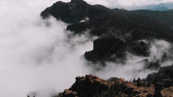 Vue aérienne - de beaux nuages s'enroulent dans les gorges des montagnes, vue depuis une haute altitude de la vallée d'origine volcanique, Pico de las Nieves, Gran Canaria 