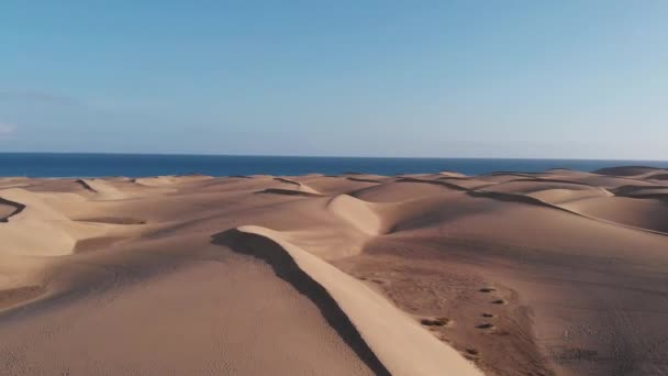 Vue aérienne - désert et dunes au coucher du soleil, sur la côte océanique. Maspalomas, Grande Canarie 