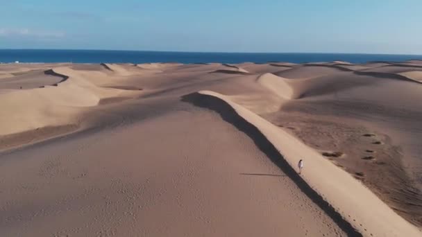 Tournage cinématographique - mince fille se tient sur la dune, dans le désert, vue aérienne, Maspalomas, Gran Canaria 