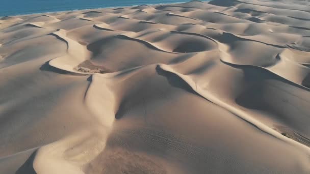 日没または日の出時の砂丘マスパロマスパロマスパロマス、グランカナリアの鳥の目のビュー。空中 — ストック動画