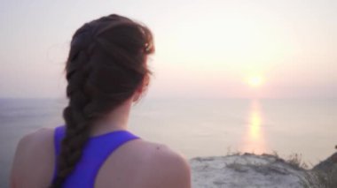 Sea View ile Cliff Yoga - sakin ve huzurlu kız lotus pozisyonda meditasyon, nefes konsantre.