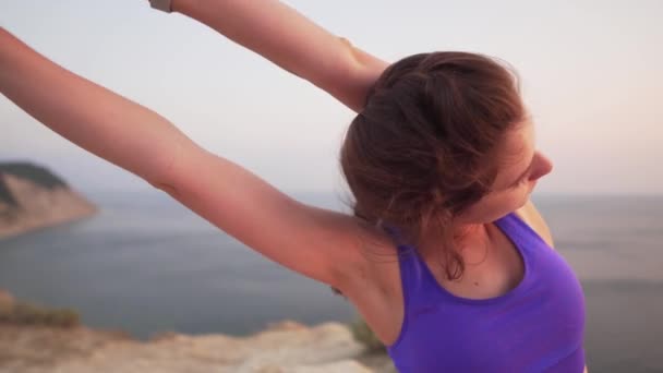 Primer plano - una joven atractiva preparándose para los deportes. Calentamiento del cuerpo superior, al aire libre — Vídeos de Stock