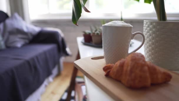 Café caliente y croissant casero en el fondo del sofá suave - hygge — Vídeo de stock