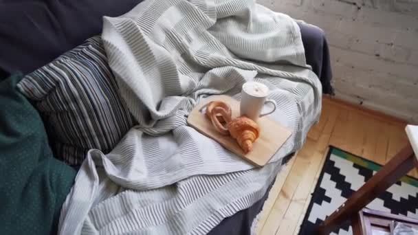 Estilo escandinavo - cómodo sofá con café y croissant — Vídeo de stock