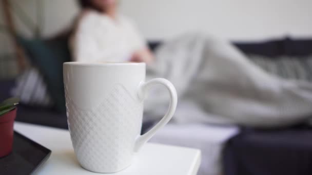 Concept Lagom - une fille prend une tasse de café blanc, debout sur une table, boit une boisson chaude et profite de la simplicité et de la vie — Video