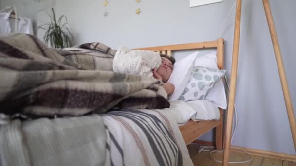 Счастливая кавказская женщина зевает и комфортно в постели с подушками и одеялом . — стоковое видео