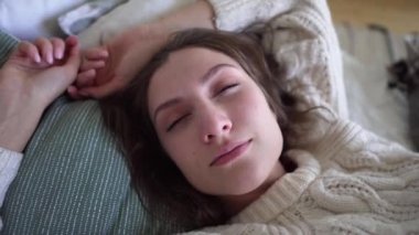 Tatil kış sabah erken uyanma mutlu bir genç kadının Closeup görünümü