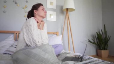 Çekici beyaz kadın yorgun ve soğuk, rahat bir ekose kendini sarar ve bir dizüstü bilgisayar ekranında belgeleri çalışmaları. Serbest meslek ve serbest kavram