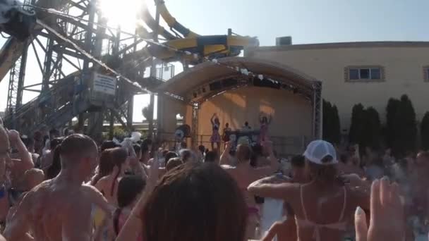 Anapa, Rusland-17 augustus 2019: veel mensen dansen en herhalen de beweging voor de animators. Foam party in het Aqua Park Slow Motion — Stockvideo