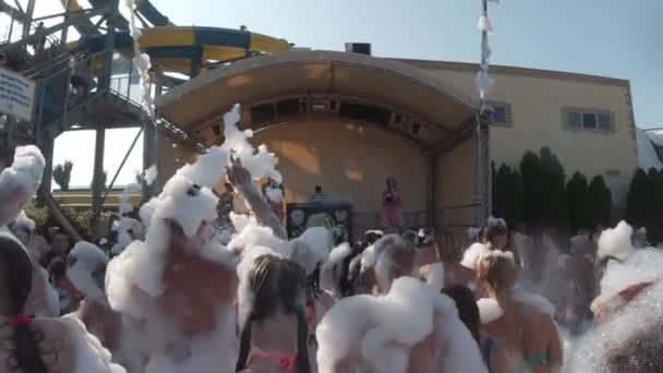 Anapa, Rússia - 17 de agosto de 2019: pessoas dançando na espuma na festa de espuma — Vídeo de Stock