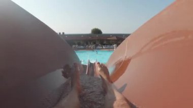 Anapa, Rusya - 17 Ağustos 2019: Bir adam su kaydırağı aşağı rulo ve bir havuza düşüyor. Bir yaz gününde su parkı