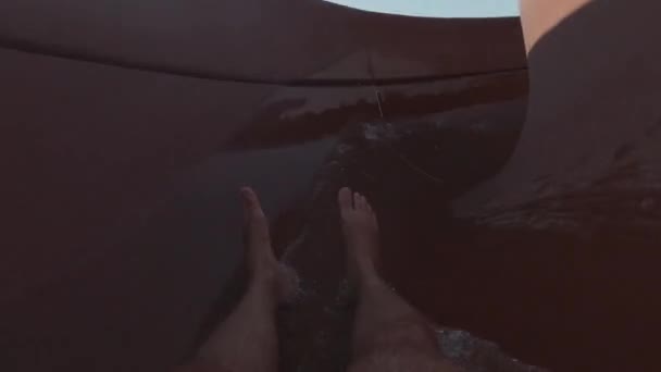 FPV-egy férfi diák mentén áramlását a vízi csúszda. Aktív pihenés, vízi mulatságok — Stock videók