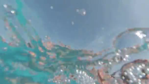 Closeup water movement splashing in a pool or ocean. Fluid texture — Stock Video