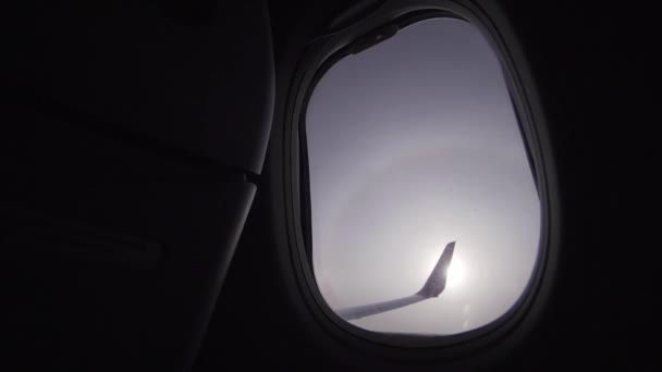 Vista dal finestrino dell'aereo sull'ala e dal cielo in alta quota. Volo dal freddo verso un paese caldo. Trasporto in vacanza — Video Stock