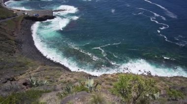 Güneşli bir günde çarpıcı Atlantik sahilinin manzarası, turkuaz su ve büyük dalgalar yavaş çekimde. Kanaryalar, İspanya