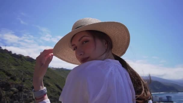 Die süße junge Hipsterfrau posiert am Rande einer Klippe über dem Atlantik für die Kamera. Modell auf der Insel Teneriffa, Spanien — Stockvideo