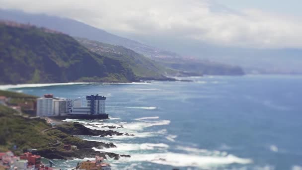 Inclinación Paisaje cambiante de la costa noroeste de la isla de Tenerife, España. Islas Canarias hermoso punto de referencia natural — Vídeo de stock
