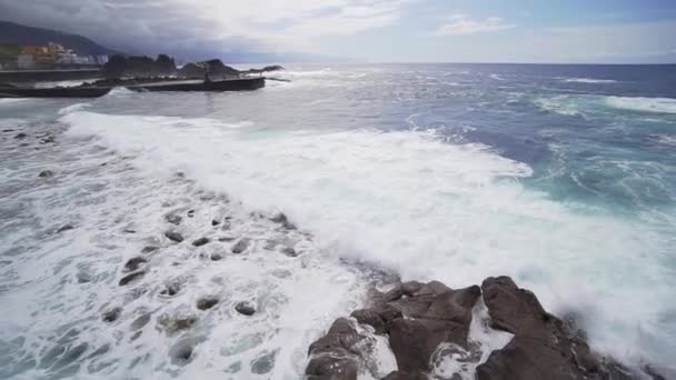 A costa de uma vila piscatória espanhola, o poder e a força do oceano numa ilha tropical — Vídeo de Stock