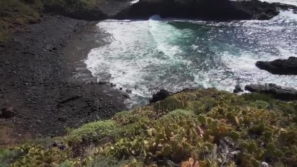 Όμορφος γραφικός κόλπος της Τενερίφη. Τιρκουάζ κύματα του ωκεανού σε μια ηλιόλουστη θερινή ημέρα — Αρχείο Βίντεο