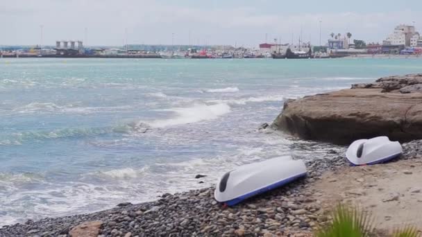 2 botes de kayak se encuentran en la playa en un día soleado. Deportes extremos, Tenerife, España — Vídeo de stock