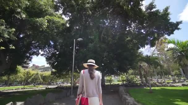 Hipster vrouw op een wandeling in het Park. Vakantie in een warm land, Canarische eilanden, Spanje — Stockvideo