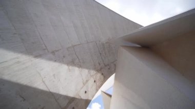 Modern mimarinin güzel bir binası. Geniş açı atış döner. Auditorio de Tenerife