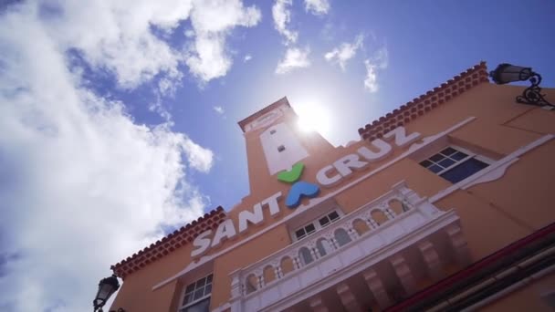Santa Cruz de Tenerife, İspanya - 17 Nisan 2019 - merkez pazarda saat yapımı, güzel bir bina nedeniyle güneş ışınları — Stok video