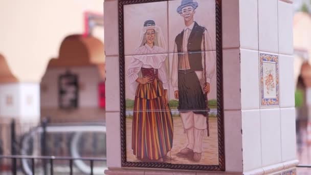 Santa Cruz de Tenerife, ESPAÑA - 17 de abril de 2019 - azulejos en el mercado central, que representa a los indígenas de la isla de Tenerife — Vídeos de Stock