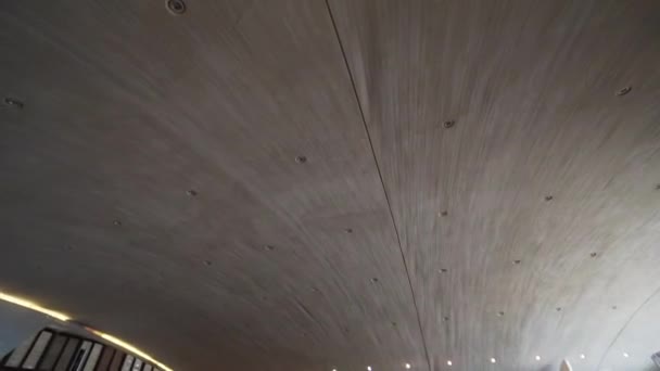 Santa Cruz de Tenerife, SPAGNA - 17 aprile 2019 - Auditorio de Tenerife all'interno dell'edificio - soffitto in legno — Video Stock