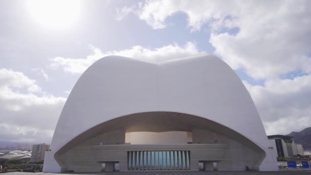 El arte de la arquitectura es el exterior del auditorio. Techo de un hermoso edificio español moderno Auditorio de Tenerife — Vídeo de stock