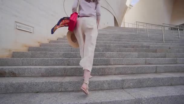 Jeune femme élégante touriste monte les escaliers du magnifique bâtiment d'opéra futuriste. Belle prise de vue au ralenti — Video