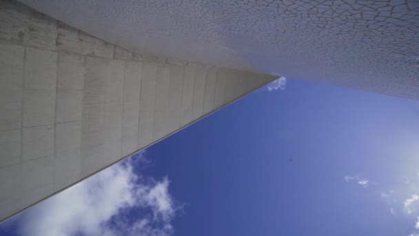 Een groot vliegtuig vliegt laag over het moderne gebouw Tenerife Auditorio. De adembenemende vlucht van een passagier vliegtuig over het dak van de prachtige stedelijke bezienswaardigheid. — Stockvideo