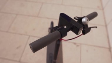 Direksiyon elektrikli scooter. Parkta duran akıllı ulaşım, mobil araç kiralama