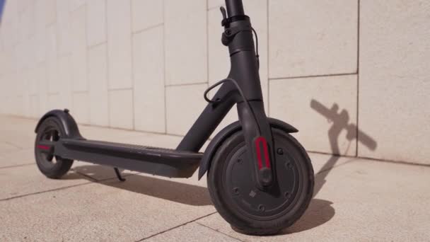 Ruote scooter elettrico primo piano, scatto statico di un veicolo elettrico moderno — Video Stock
