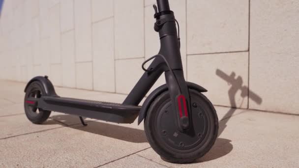 Electric scooter wheels close-up, static shot of a modern electric vehicle — Stock Video