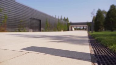 Odak dışında statik bir atış - ince bir kız güneşli bir günde tarafından bir elektrikli scooter sürmek sürme