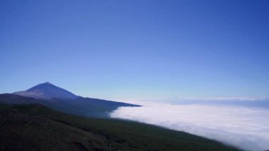 Teide yanardağ, Tenerife güzel timelapse video. Kanarya Adaları doğal konumlar, aktif yanardağ, vadide bulutların dalgaları.