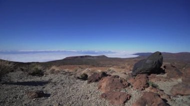 Bulutların üzerindeki dağlarda zaman aşımına uğrar. Teide Milli Parkı, gün, ay veya Mars manzara.