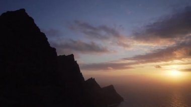 Okyanusun üzerinde kayalar ve kayalıklar. Gün batımı, timelapse video. Mirador del Balcon, Gran Canaria