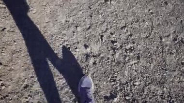 Fpv - volkanik arazi üzerinde yürüyüş ayakkabıları bir adam. Dağda çöl, Teide milli parkı, Tenerife