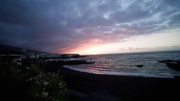 Gyönyörű naplemente az óceánon, egy öböl partján Tenerife, TimeLapse. Hideg Atlanti-óceán, Kanári-szigetek — Stock videók